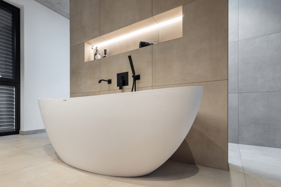 badezimmer-freistehende-badwanne-dusche-22