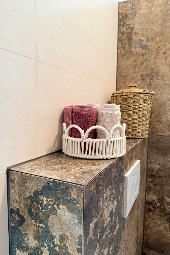 Modernes Badezimmer nach Badsanierung in Oberwart mit XXL-Fliesen und sauber ausgeführten Gehrungskanten