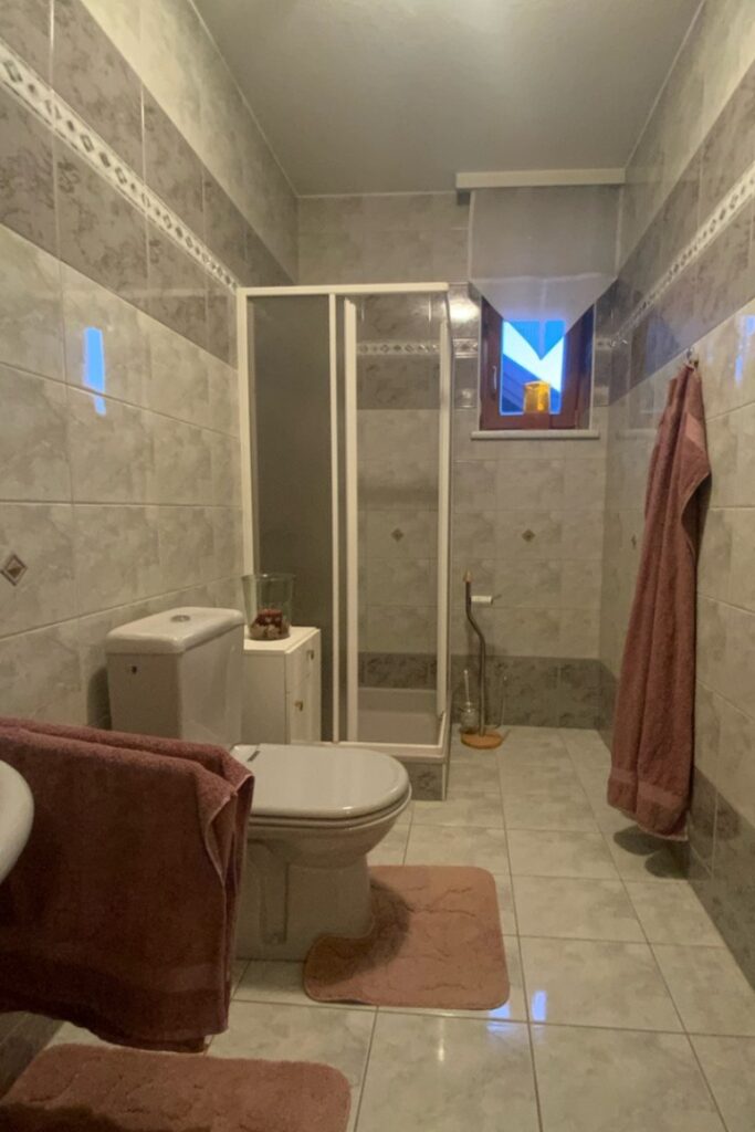 Badezimmer aus den 1990er Jahren vor der Badsanierung in Oberwart mit kleinformatigen Fliesen