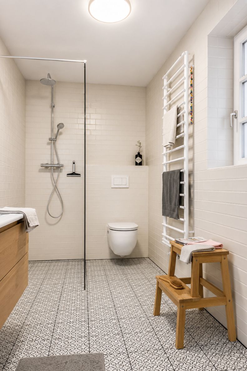 Gästebad im sanierten Vierkanthof mit Dusche, WC und klassischen Metro-Fliesen