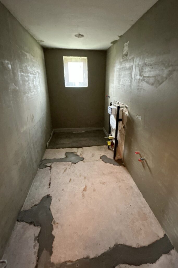 Vorbereiteter Badezimmer-Untergrund während der Komplettsanierung im Bezirk Hartberg