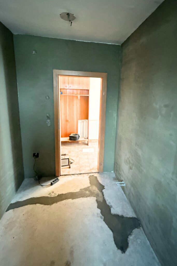 Badezimmer während der Sanierung mit vorbereiteten Wand- und Bodenflächen in Hartberg