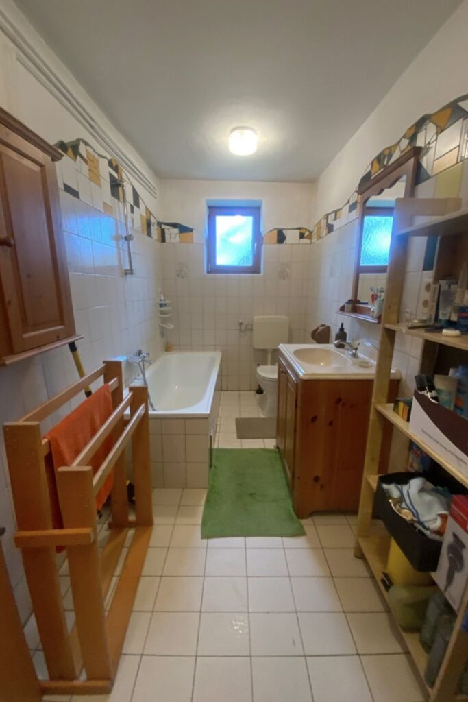 Altes Badezimmer vor der Komplettsanierung mit Badewanne, Waschtisch und WC im Bezirk Hartberg