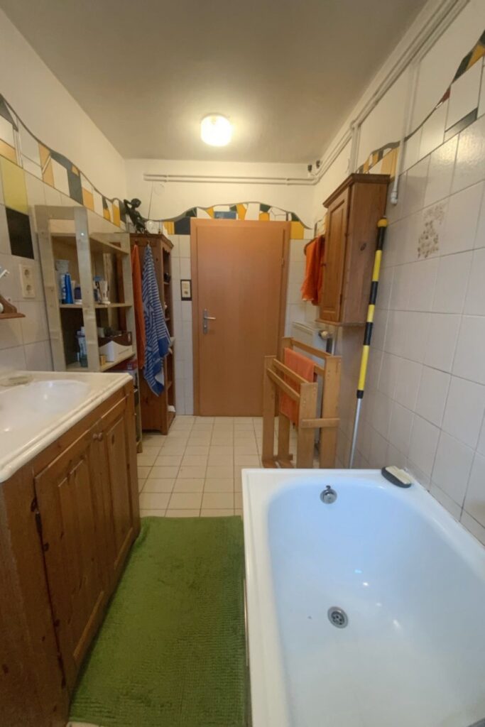 Vorher-Zustand des Badezimmers mit Badewanne und bestehender Einrichtung vor der Badsanierung in Hartberg